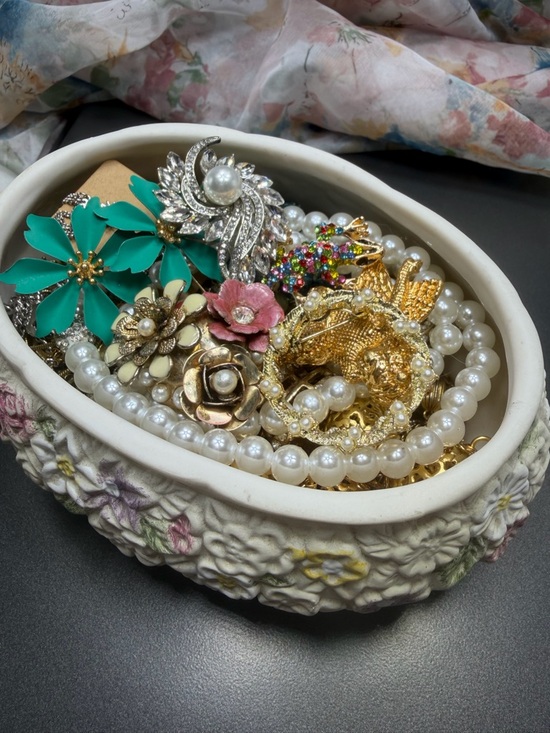 Jewelry - Vintage Jewelry lot in damaged trinket box